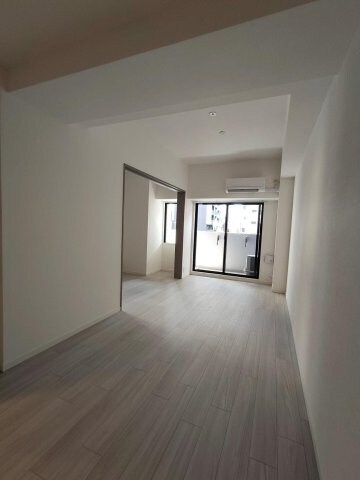 物件内観写真6　(ゆったりとした居間です)