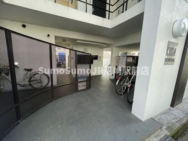 物件外観写真7　(落ち着いたエントランスです)