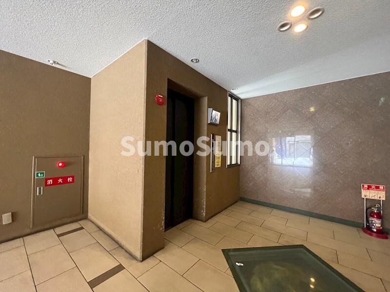 物件外観写真3　(落ち着いたロビーです)