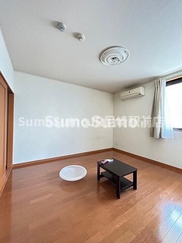 物件内観写真5　(こちらのリビングで趣味の時間をお楽しみください)