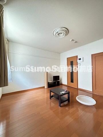 物件内観写真7　(落ち着いた色調の寝室です)