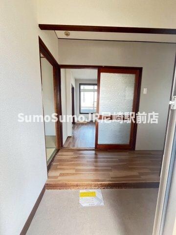 物件内観写真2　(明るい玄関です)