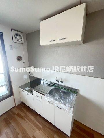 物件内観写真3　(コンパクトなキッチンで掃除もラクラク)