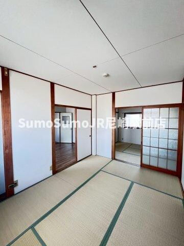 物件内観写真5　(落ち着いた色調の寝室です)