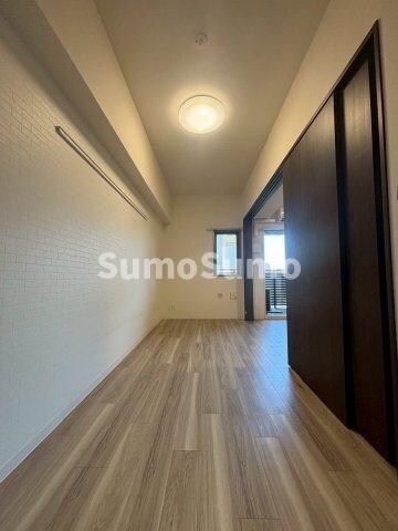 物件内観写真8　(落ち着いた色調の寝室です)