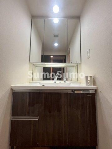 物件内観写真12　(独立洗面台、朝の身支度には欠かせません)