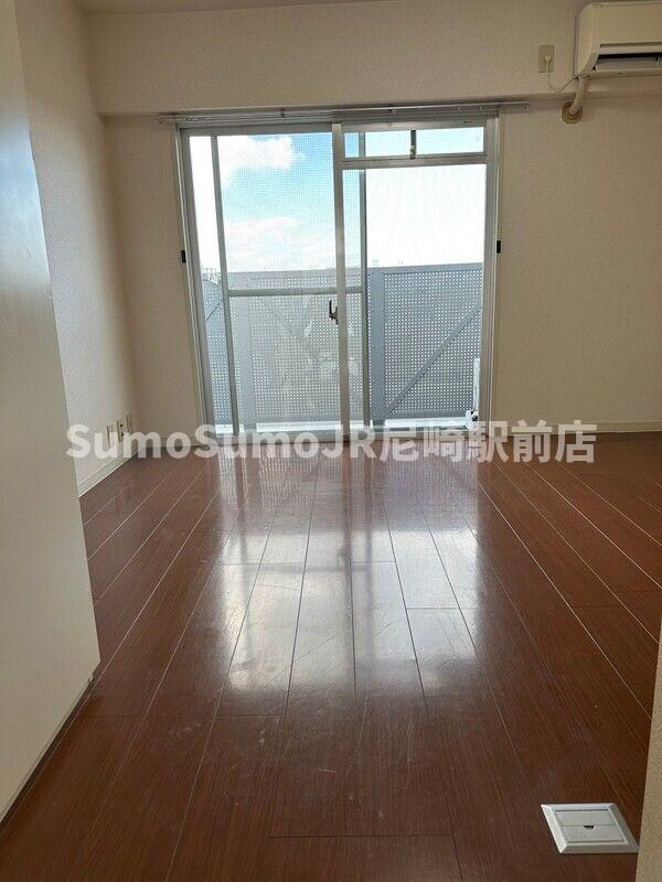 物件内観写真4　(こちらのリビングで趣味の時間をお楽しみください)