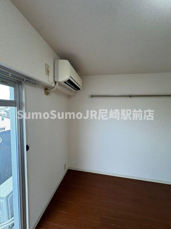 物件内観写真8　(広くて明るい寝室)