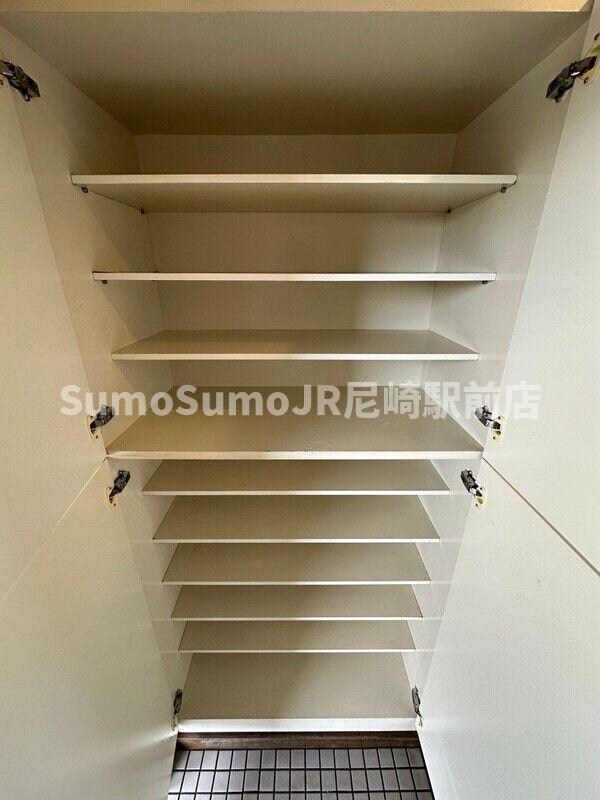 物件内観写真10　(たっぷりとした収納スペースです)