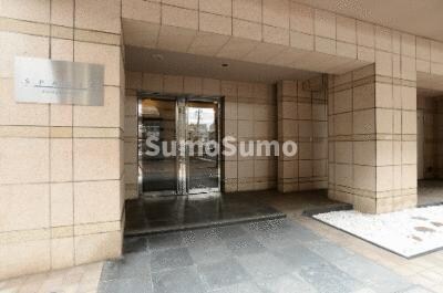 物件外観写真2　(落ち着いたエントランスです)