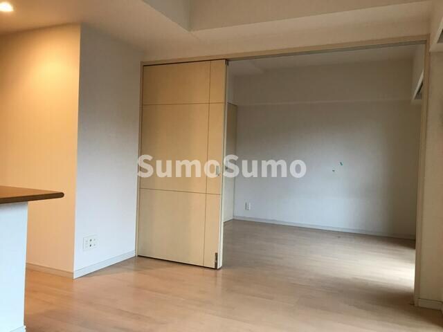 物件内観写真4　(こちらの居間で趣味の時間をお楽しみください)