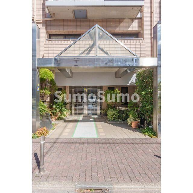 物件外観写真2　(清潔なエントランスです)