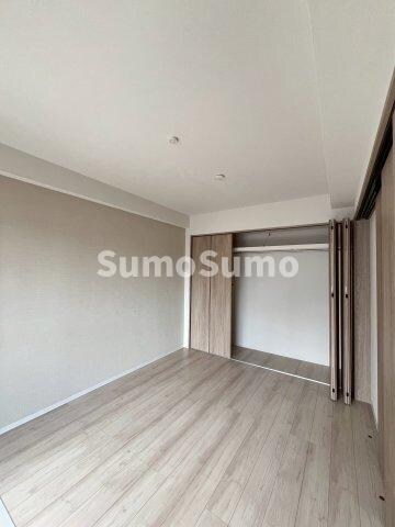 物件内観写真6　(落ち着いた色調の寝室です)