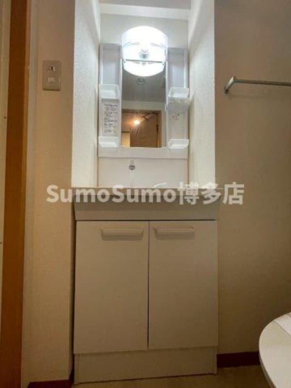 独立洗面台(独立洗面台、朝の身支度には欠かせません)