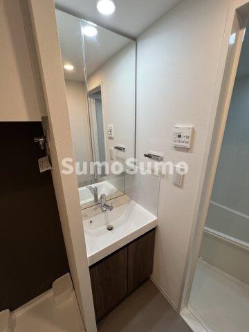 物件内観写真18　(明るい洗面所です)