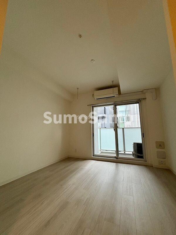 物件内観写真8　(落ち着いた色調の寝室です)