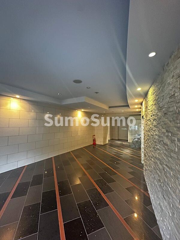 物件外観写真3　(落ち着いたロビーです)