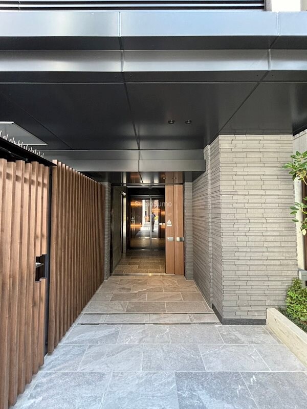 物件外観写真2　(清潔なエントランスです)