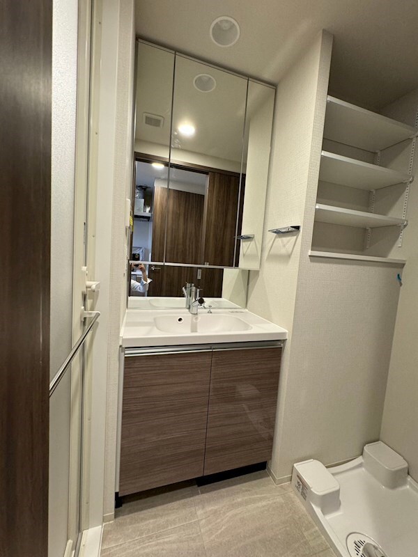 物件内観写真10　(広い洗面スペース)