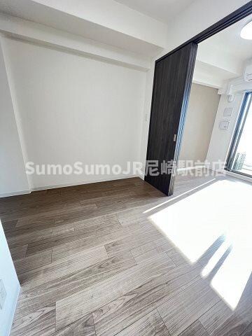 物件内観写真22　(こちらのリビングで趣味の時間をお楽しみください)