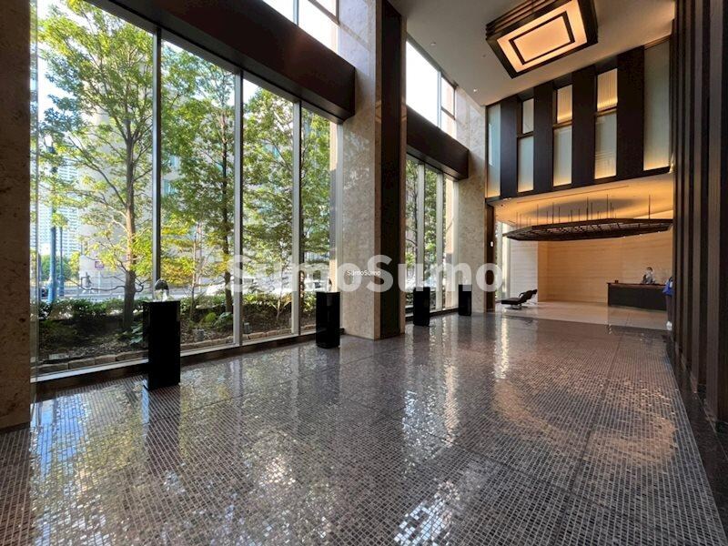 物件外観写真3　(落ち着いたロビーです)