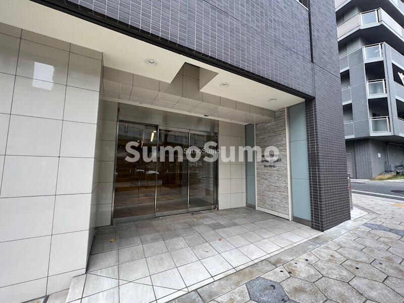 物件外観写真2　(落ち着いたエントランスです)