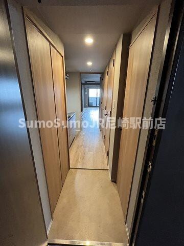 物件内観写真8　(明るい玄関です)