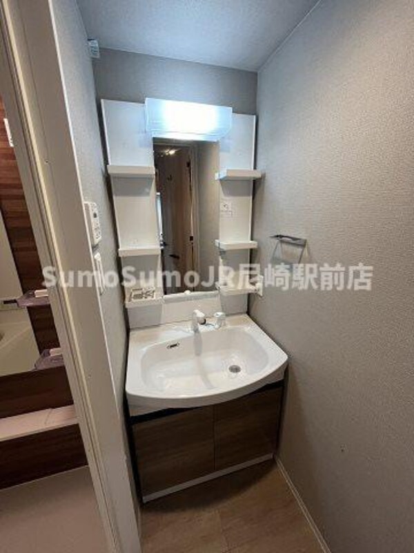 独立洗面台(独立洗面台、小物を置くことができて便利です)