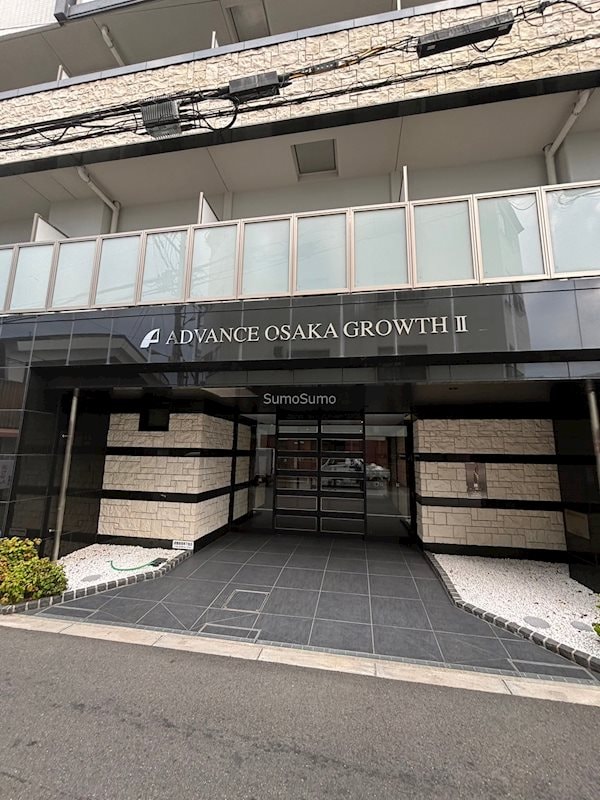 物件外観写真2　(清潔なエントランスです)