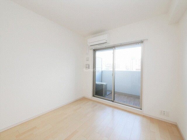 物件内観写真8　(広くて明るい寝室)