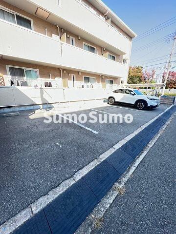 物件外観写真3　(駐車スペースもあります)