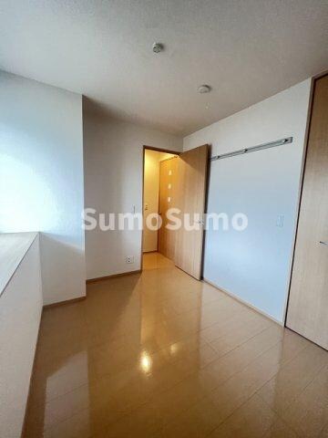 物件内観写真12　(明るい色調の室内です)