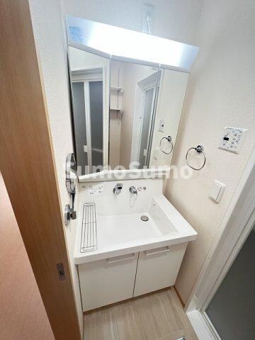 物件内観写真22　(独立洗面台、小物を置くことができて便利です)