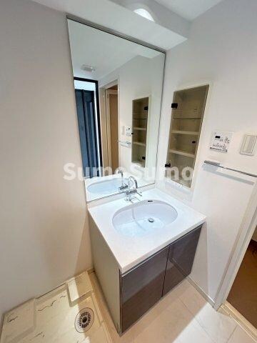 物件内観写真8　(ゆったりとスペースのある洗面所)