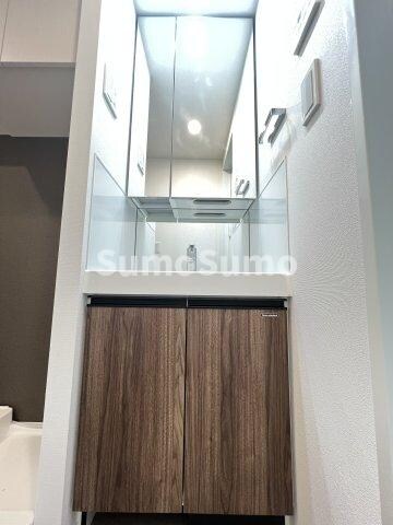 物件内観写真10　(独立洗面台、小物を置くことができて便利です)