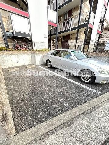 物件外観写真2　(駐車場があるので、車を買う予定の方も安心です)