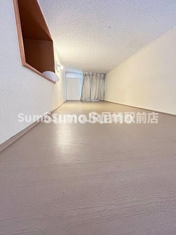 物件内観写真6　(落ち着いた色調の寝室です)