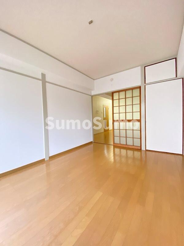 物件内観写真5　(開放的な寝室です)