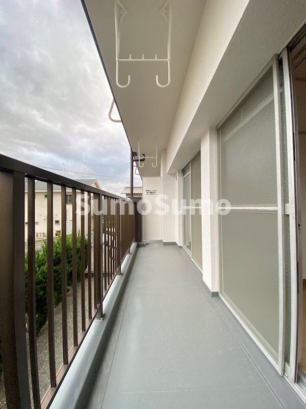 物件内観写真7　(開放的で明るい空間を演出してくれるバルコニーです)