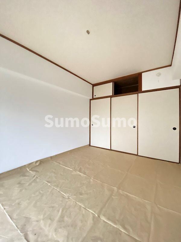 物件内観写真21　(開放的な寝室です)