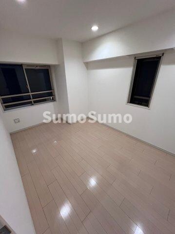 物件内観写真7　(落ち着いた色調の寝室です)