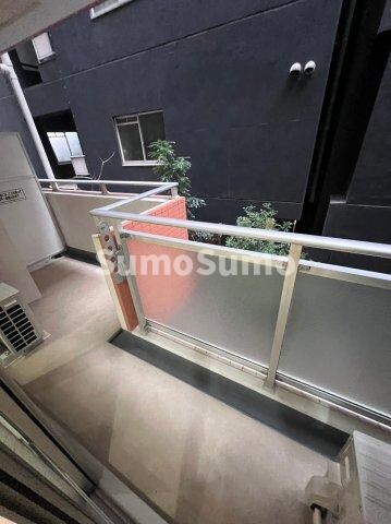 物件内観写真9　(開放的で明るい空間を演出してくれるバルコニーです)