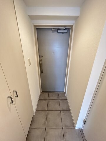 物件内観写真3　(ゆったりとした玄関です)