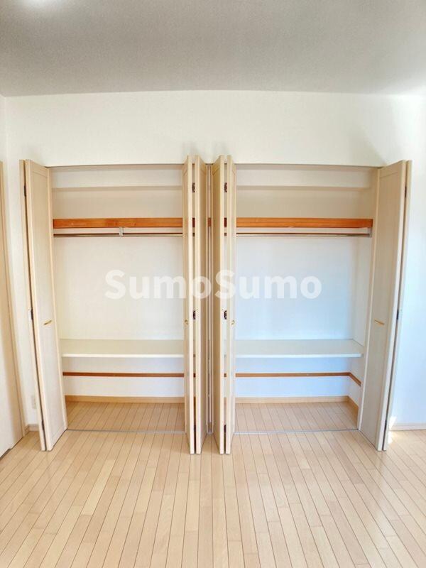 物件内観写真14　(明るい色調の室内です)