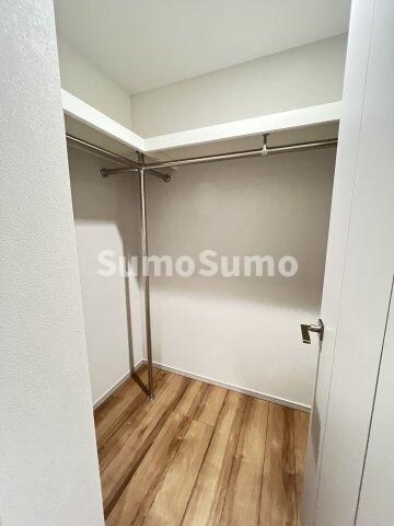 物件内観写真2　(小物を収納するのに便利です)