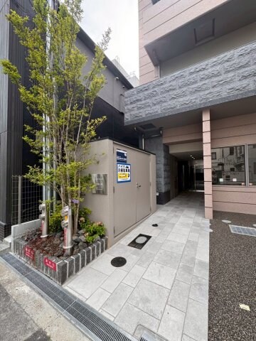 物件外観写真2　(落ち着いたエントランスです)