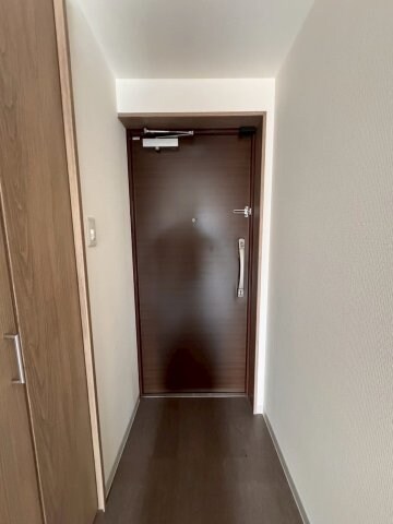 物件内観写真4　(明るい玄関です)