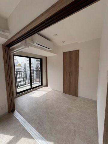 物件内観写真7　(広くて明るい寝室)