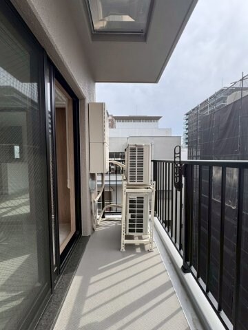 物件内観写真9　(お洗濯にも便利なバルコニー付き)