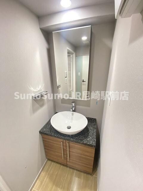 物件内観写真8　(使いやすい独立洗面台です)